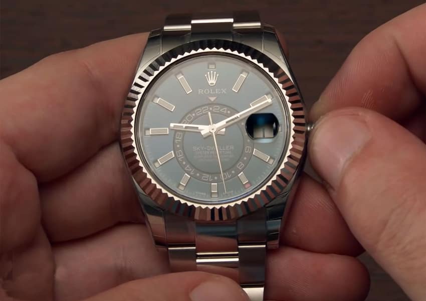 The functions are operated by both the crown and the 'Ring Command Bezel'