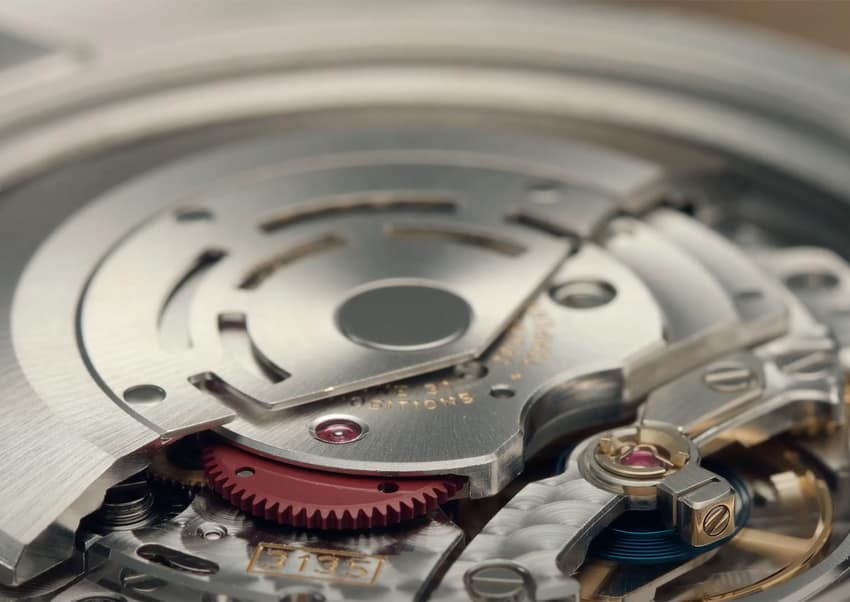 The Rolex Submariner 116613 LN features the Calibre 3135