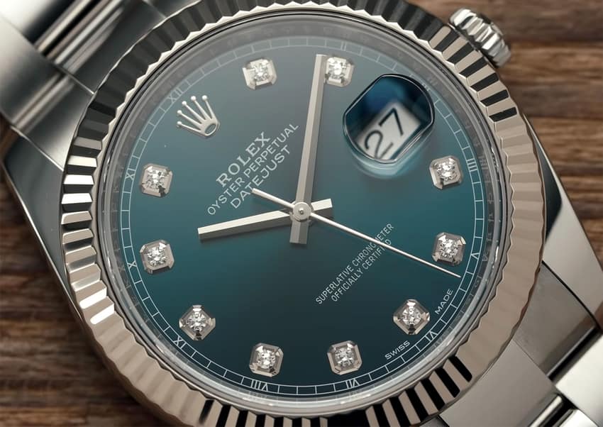 Fluted bezels were used to accommodate a tool that made the watch water-tight