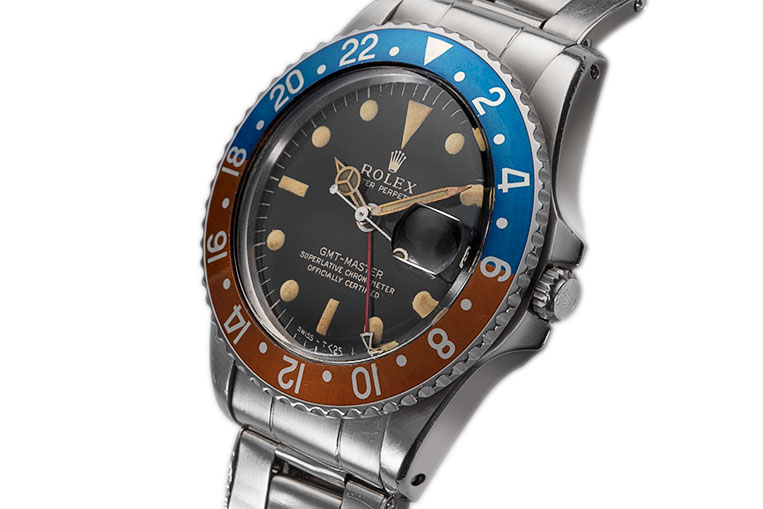 The small GMT hand, pointed crown guards and gilt dial are collectible details worth having